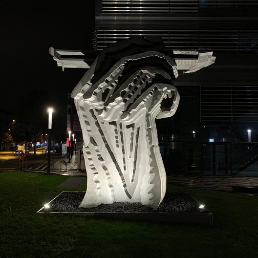 Großplastik „Hand am Zeichenstift“ von Prof. Klaus Kammerichs 